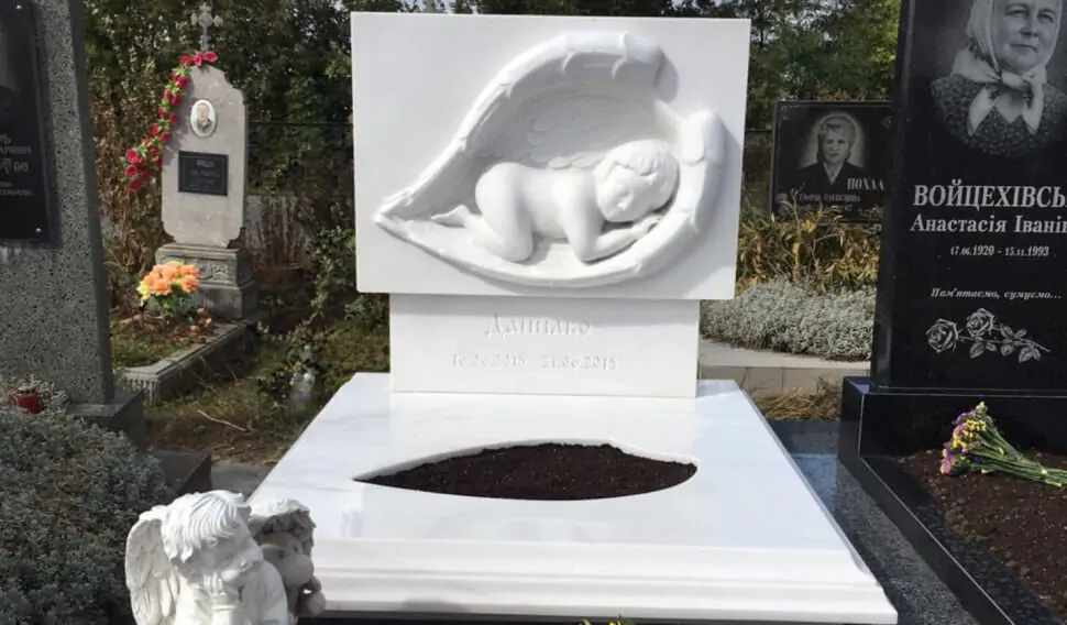 Дитячі пам'ятники на могилу