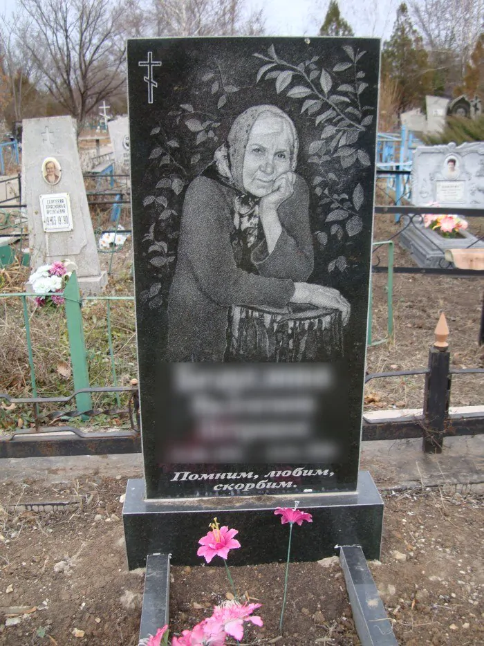 Пам’ятник на могилу для бабусі