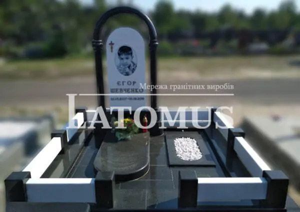 Мармуровий комплекс на могилу