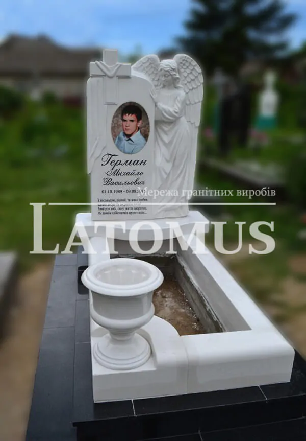 Мармуровий пам ятник на могилу
