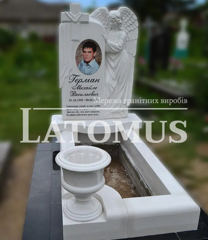 Мармуровий пам ятник на могилу