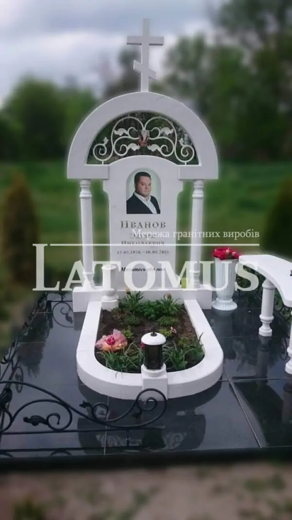 Памятник з мармуру на могилу ціни