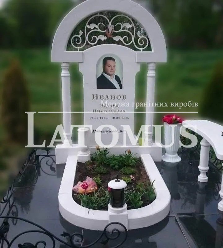 Памятник з мармуру на могилу ціни