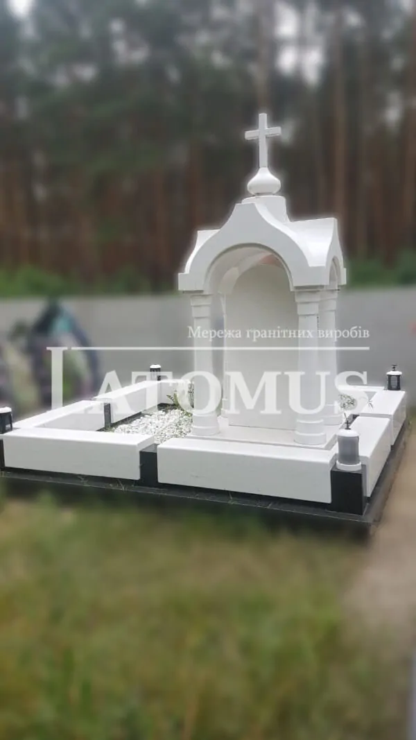 Мармуровий монумент на могилу