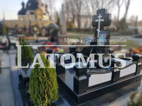 Вишуканий мармуровий комплекс на могилу