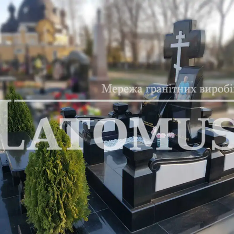 Вишуканий мармуровий комплекс на могилу