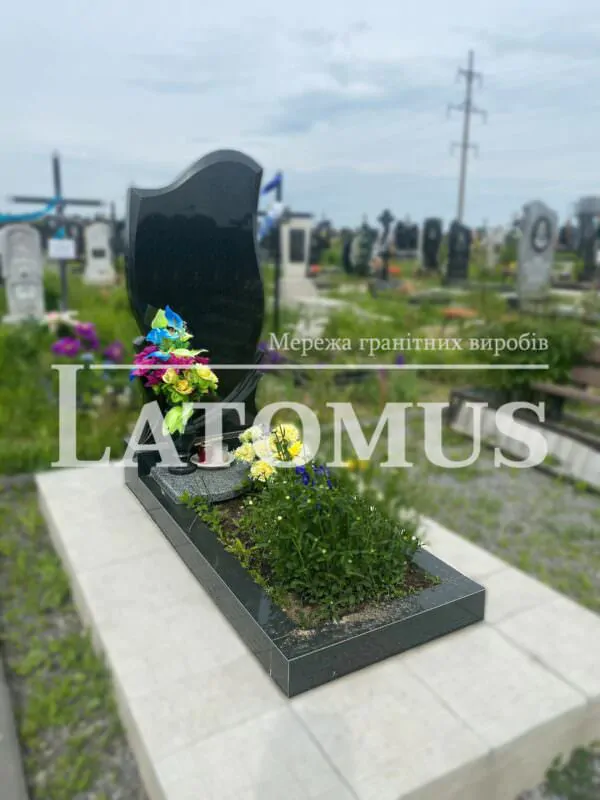 Гранітний памятник на могилу