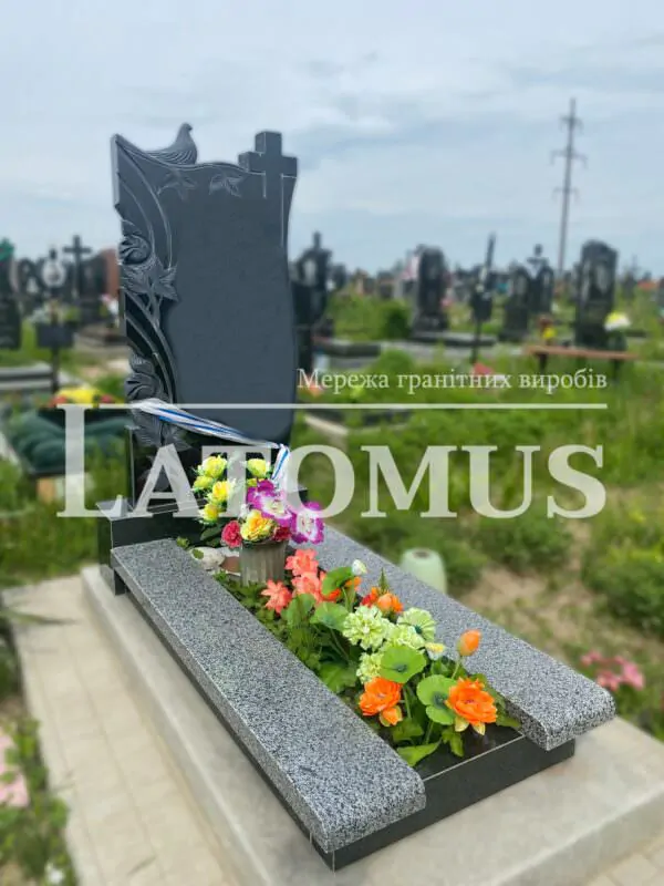 Гранітний памятник на могилу