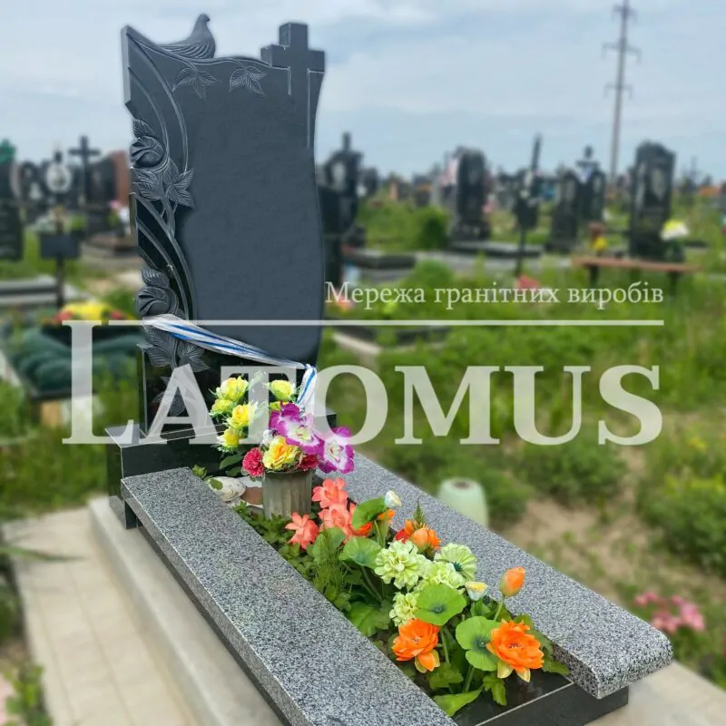 Гранітний памятник на могилу