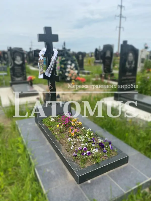 Ексклюзивний одинарний памятник з граніту купити