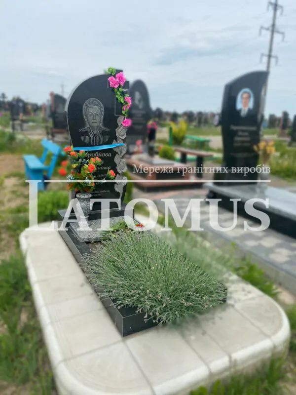 Ексклюзивний одинарний памятник з граніту купити