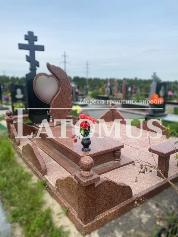 Вишуканий гранітний памятник на цвинтар