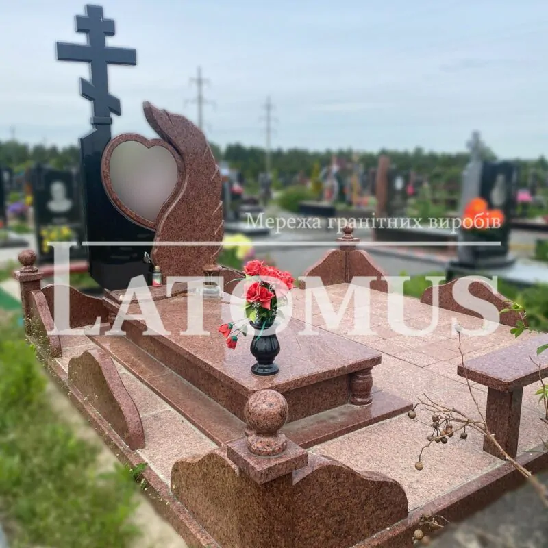 Вишуканий гранітний памятник на цвинтар
