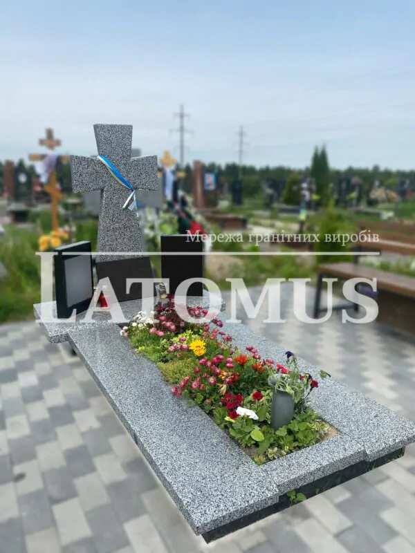 Елегантний одинарний памятник з граніту
