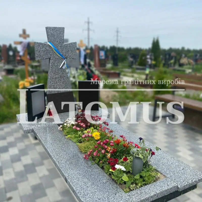 Елегантний одинарний памятник з граніту