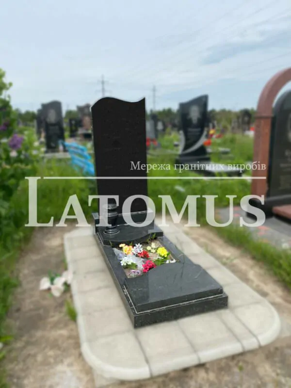 Класичний памятник на могилу купити