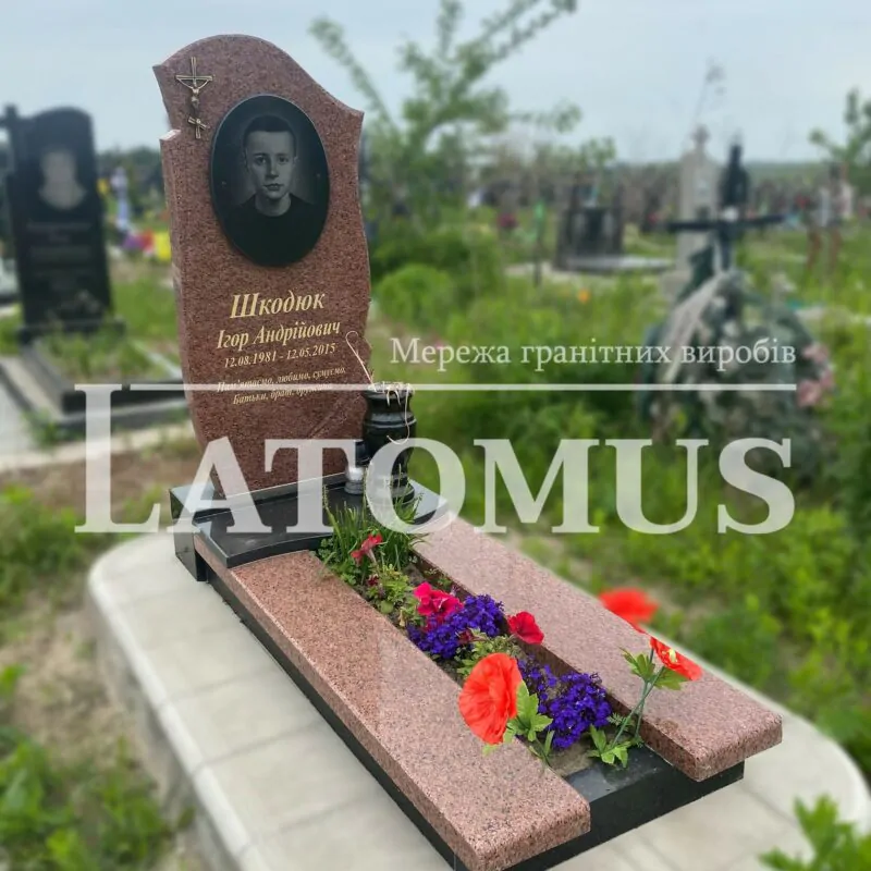 Одинарний памятник з граніту на могилу ціни