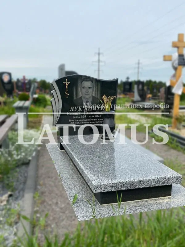 Одинарний памятник з граніту на могилу ціни