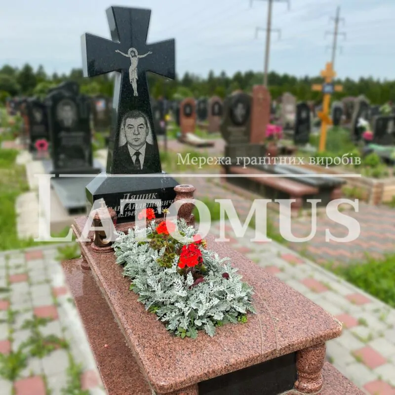 Одинарний памятник з граніту на могилу ціни