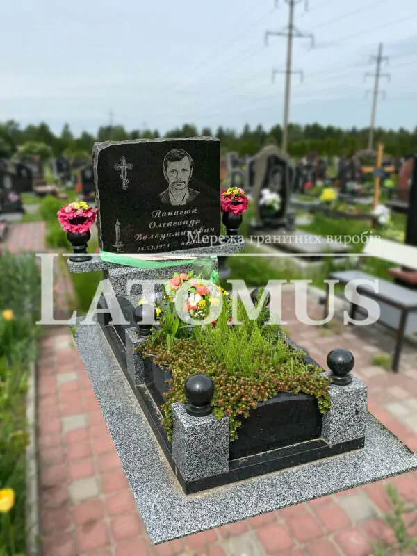 Одинарний памятник з граніту на могилу ціни
