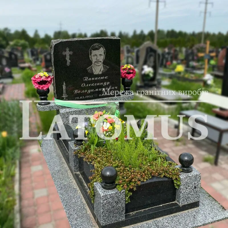 Одинарний памятник з граніту на могилу ціни