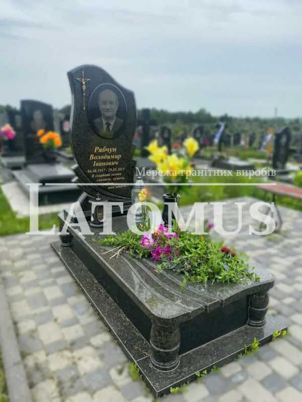 Одинарний памятник з граніту на могилу ціни