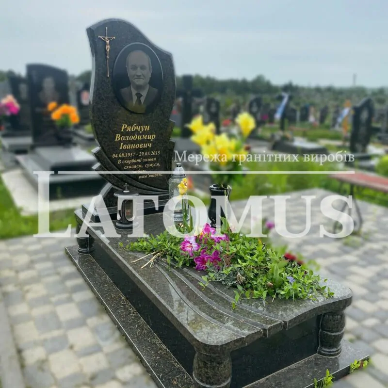 Одинарний памятник з граніту на могилу ціни