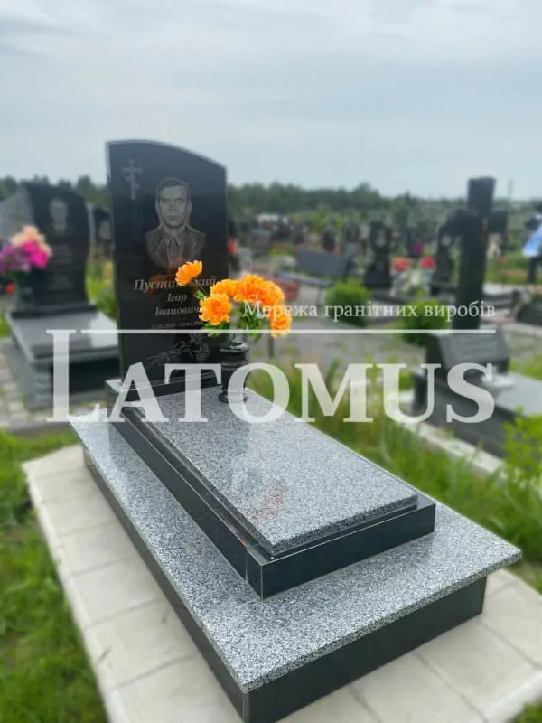 Одинарний памятник на могилу з граніту купити