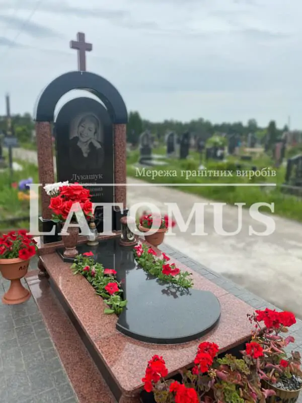 Ексклюзивний одинарний памятник з граніту