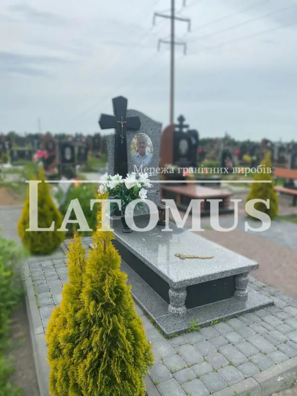 Ексклюзивний одинарний памятник з граніту