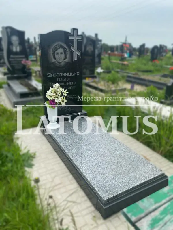 Ексклюзивний одинарний памятник з граніту