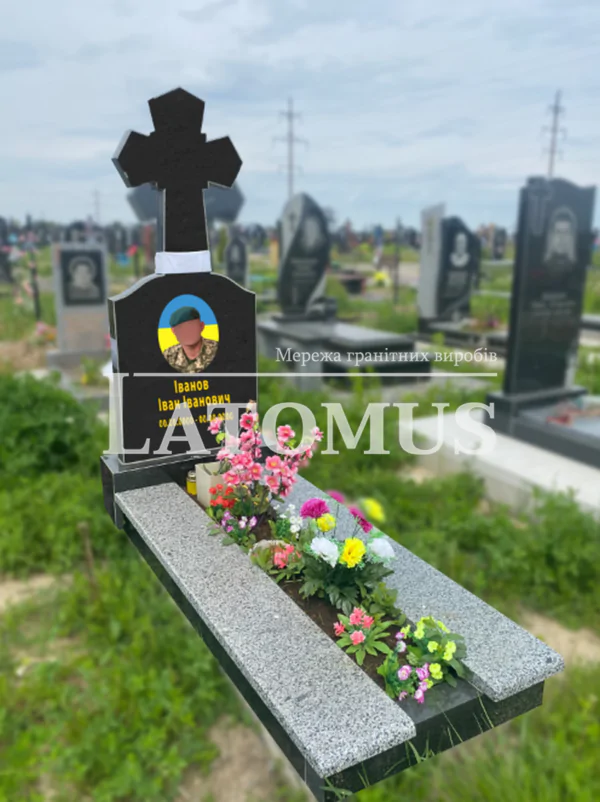 Памятник для військового з граніту