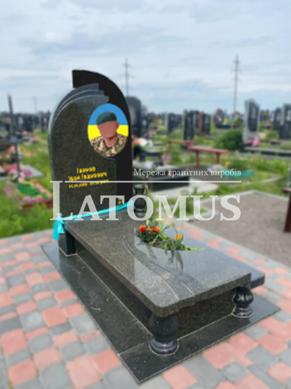 Гранітний пам ятник для військового