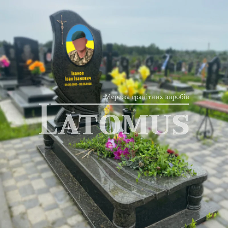 Памятник для військового з граніту