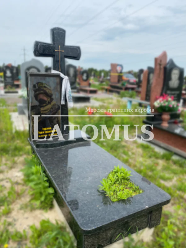 Памятник для військових з граніту