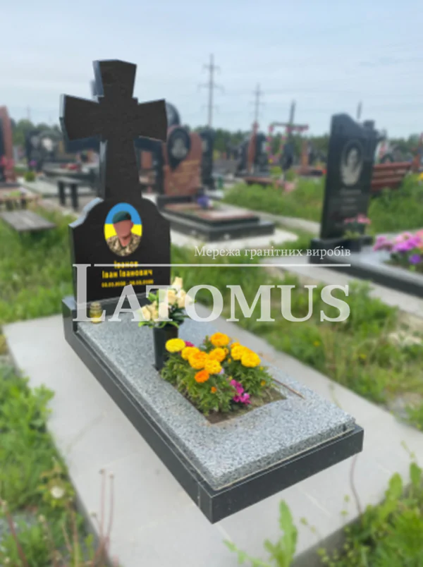 Гранітний памятник з Покосту