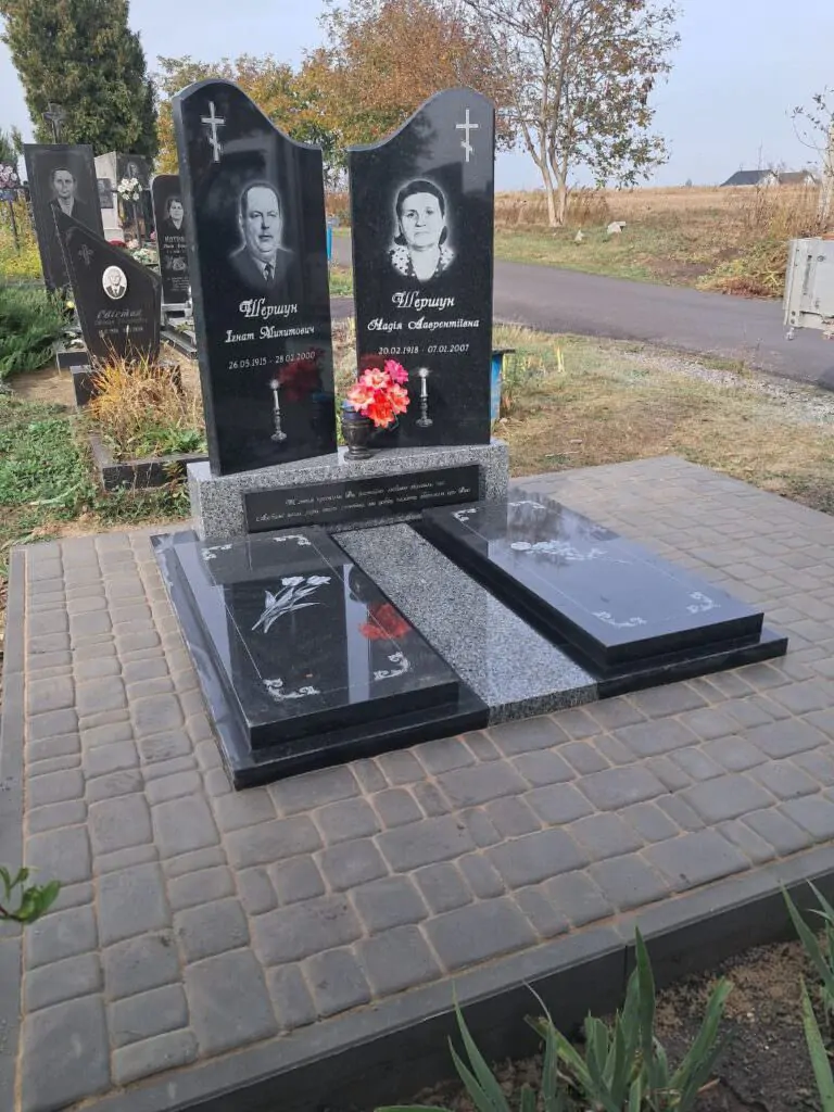 Подвійні пам'ятники на могилу