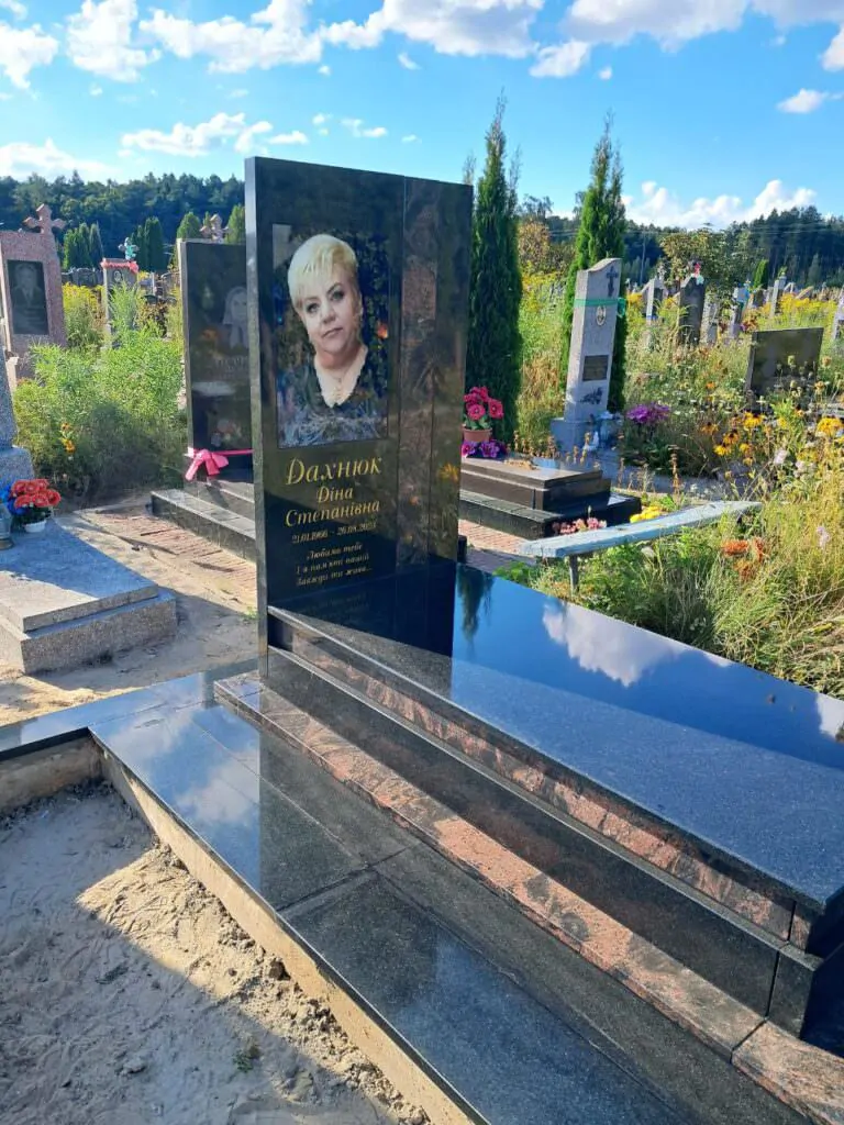 Який поставити пам’ятник мамі на могилу