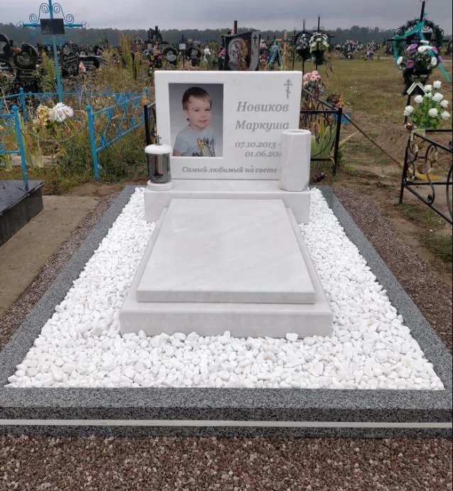 Дитячий пам’ятник на могилу